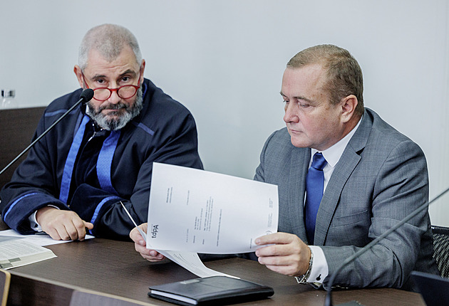 Očištěný exnáměstek rozvědky žaluje stát. Po ministerstvu chce odškodnění a omluvu