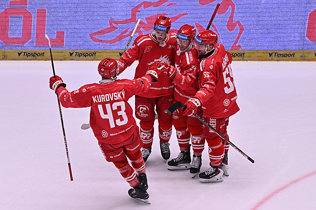 ONLINE: Třinec útočí na vyrovnání rekordu. Mistr čelí Plzni, zvedne se Kladno?