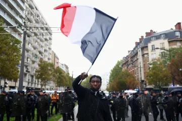 Demonstranti ve Francii zaplňují ulice, protesty jsou zatím poměrně pokojné